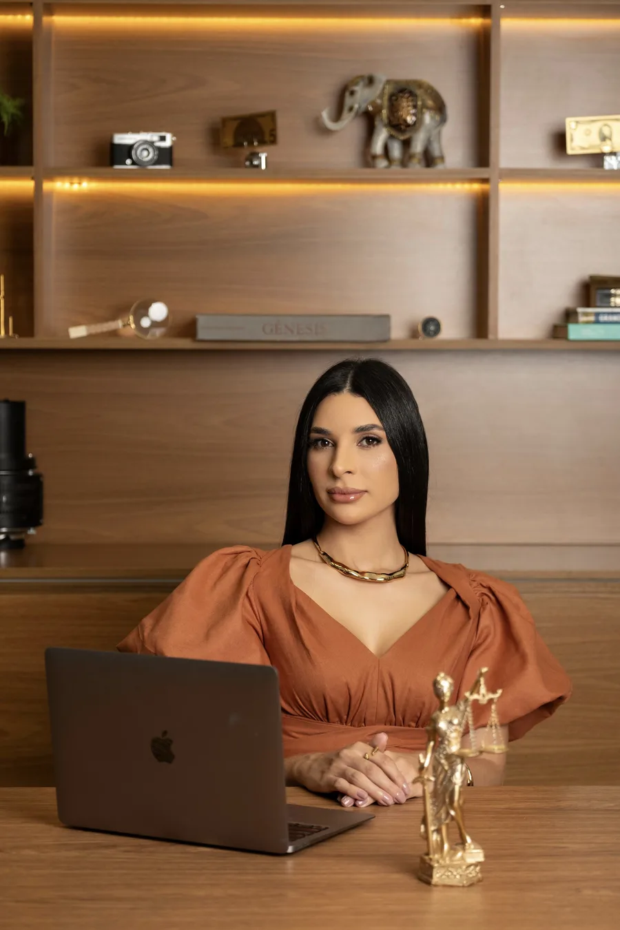 Ruana de Melo atendendo digitalmente em seu escritório